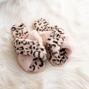 *HP* COZY LEOPARD CROSS  SLIPPERS - Pink